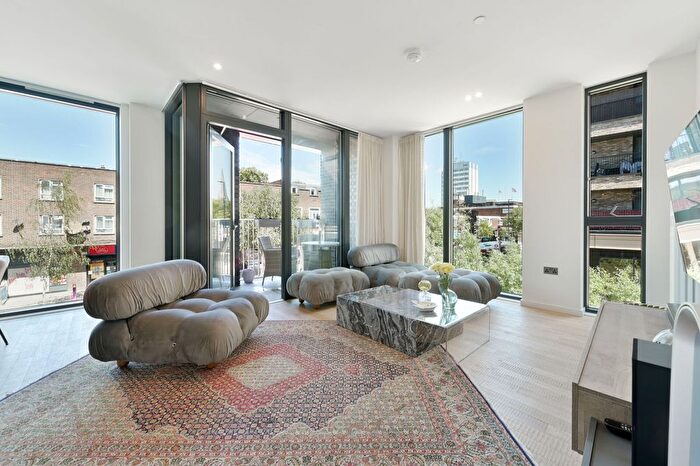 2 Bedroom Flat For Sale In West Bradbury Yard, Brentford, TW8