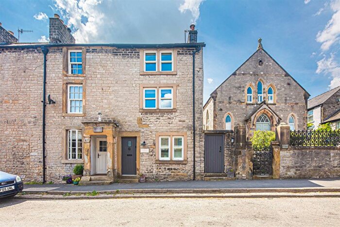 2 Bedroom Cottage For Sale In High Street, Tideswell, SK17