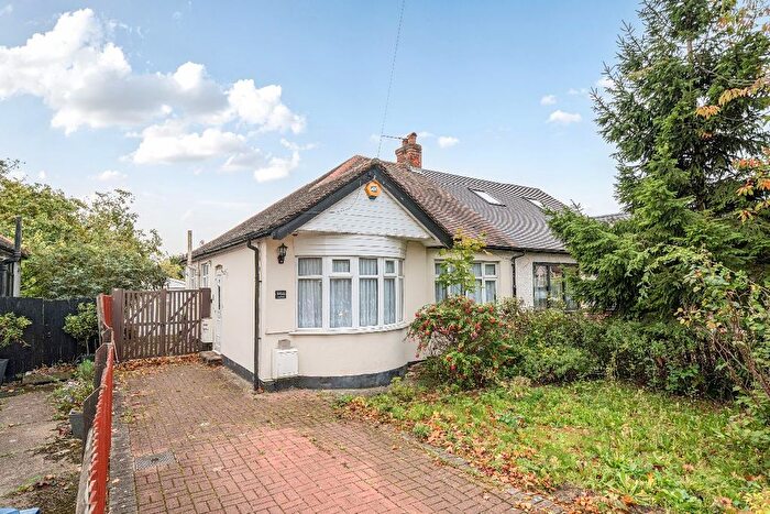 2 Bedroom Bungalow For Sale In Islip Gardens, Northolt, UB5
