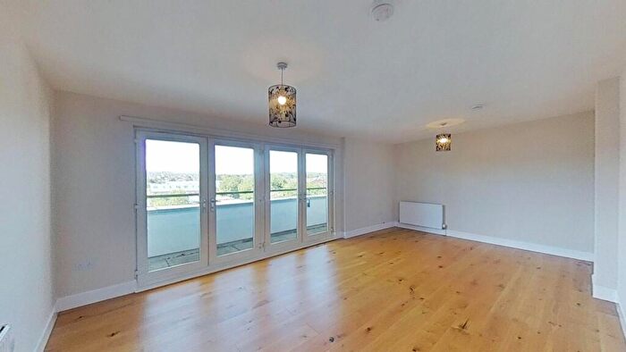 3 Bedroom Flat To Rent In Lindsay Road, Edinburgh, Midlothian, EH6
