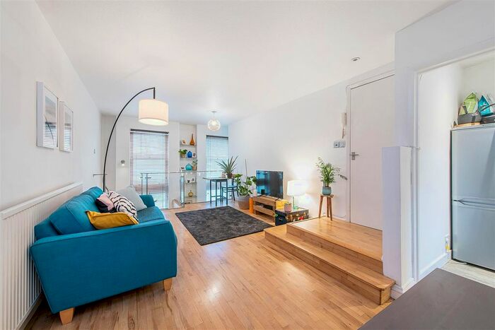 3 Bedroom Flat To Rent In Sheen Lane, East Sheen, SW14