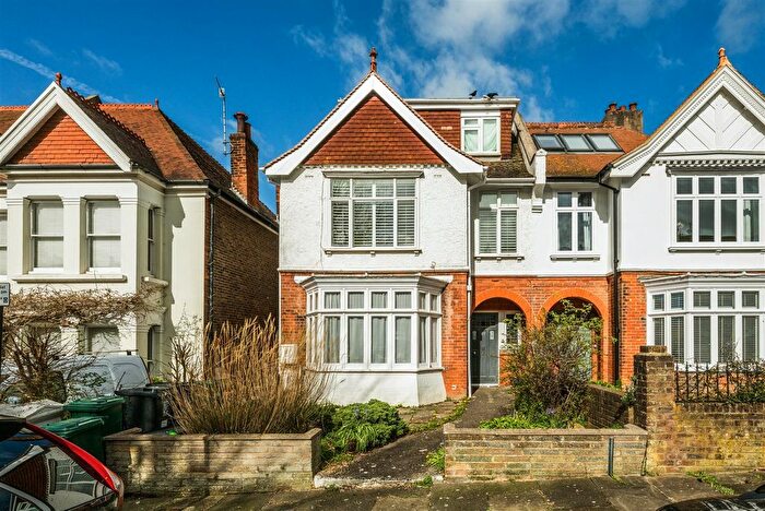 2 Bedroom Flat For Sale In Bigwood Avenue, Hove, BN3