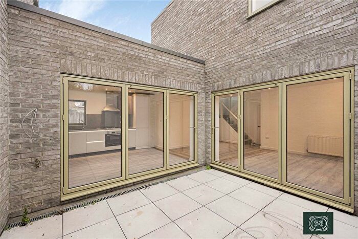 2 Bedroom Detached House For Sale In North Circular Road, Palmers Road, N13