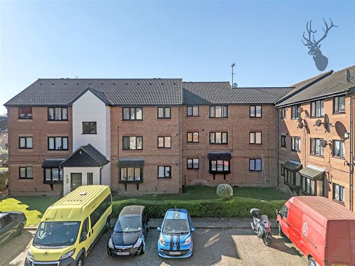 1 Bedroom Flat For Sale In Plowman Close, London, N18