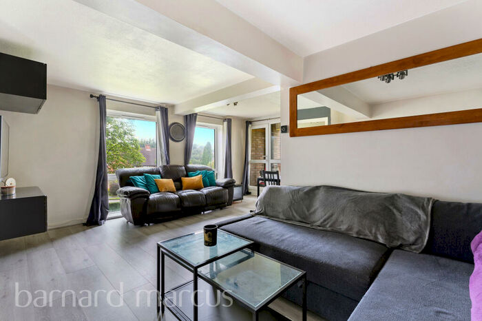 2 Bedroom Apartment To Rent In Blackbush Close, Sutton, SM2