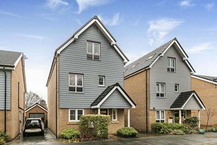 4 Bedroom Detached House For Sale In Kennett Lane, Chertsey, Surrey, KT16