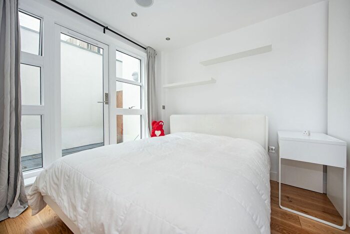 2 Bedroom Flat To Rent In Gerards Place, London, SW4