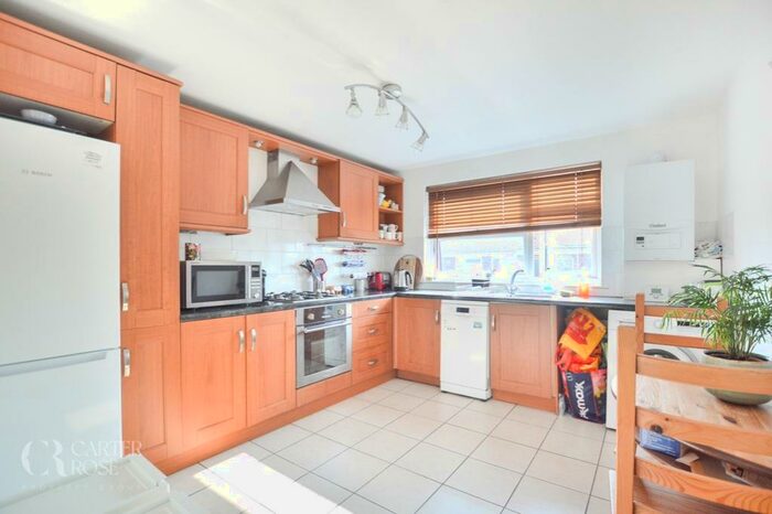 2 Bedroom Flat To Rent In Larch Close, London, SW12