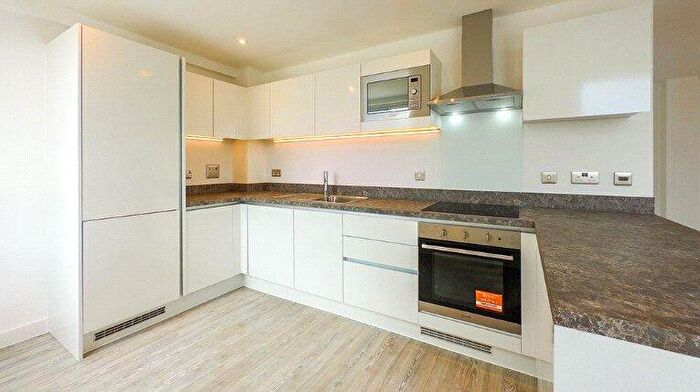 3 Bedroom Apartment To Rent In Cropley Street, London, N1