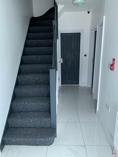 6 Bedroom Semi-Detached House To Rent In Blossom Waye, Hounslow, TW5