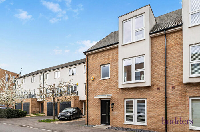 4 Bedroom Semi Detached House For Sale In Addlestone, Surrey, KT15