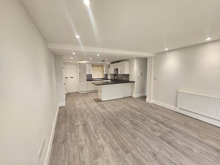 2 Bedroom Flat To Rent In Pine Lodge, Maidstone, ME16