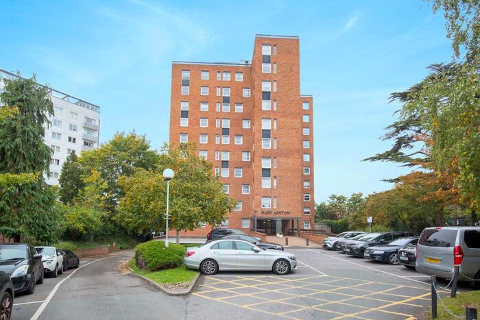 2 Bedroom Flat To Rent In Kingston Hill, KT2