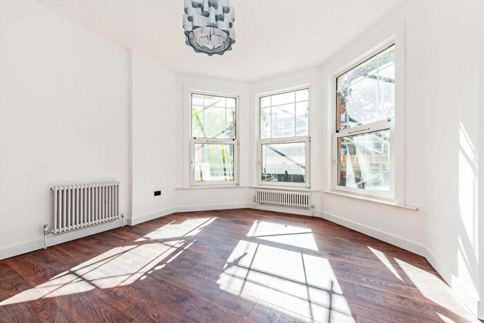 1 Bedroom Flat For Sale In Colney Hatch Lane, London, N10