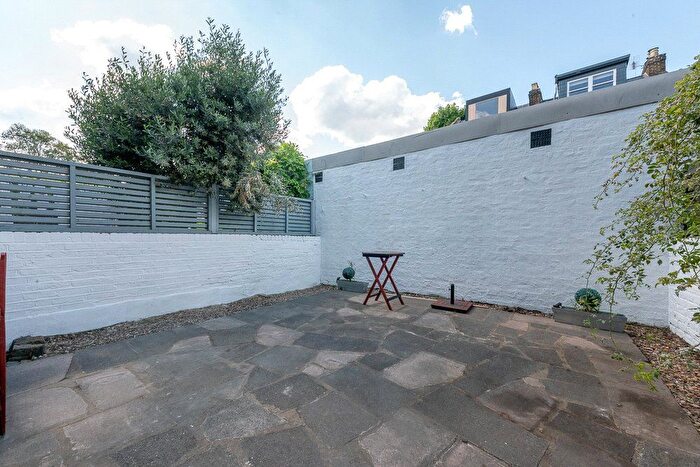 2 Bedroom Flat To Rent In Rainham Road, London, NW10