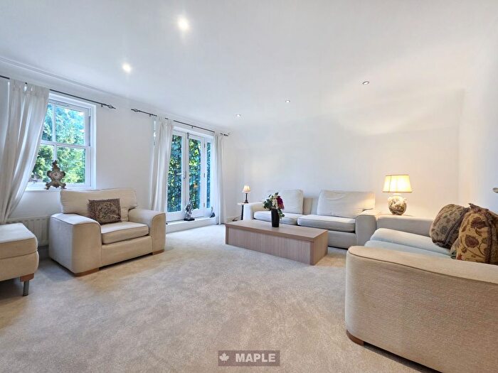 2 Bedroom Flat For Sale In Hampstead Road, Watford, WD17