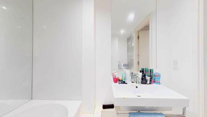 1 Bedroom Apartment To Rent In Bromells Road, Clapham Common, SW4