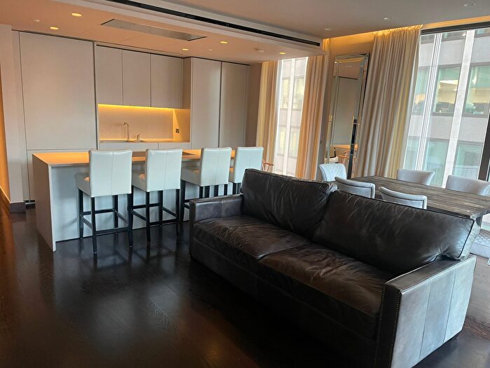 3 Bedroom Flat To Rent In Kings Gate Walk, London, SW1E