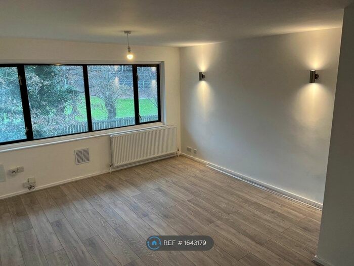 Studio To Rent In Whitehall Road, Uxbridge, UB8