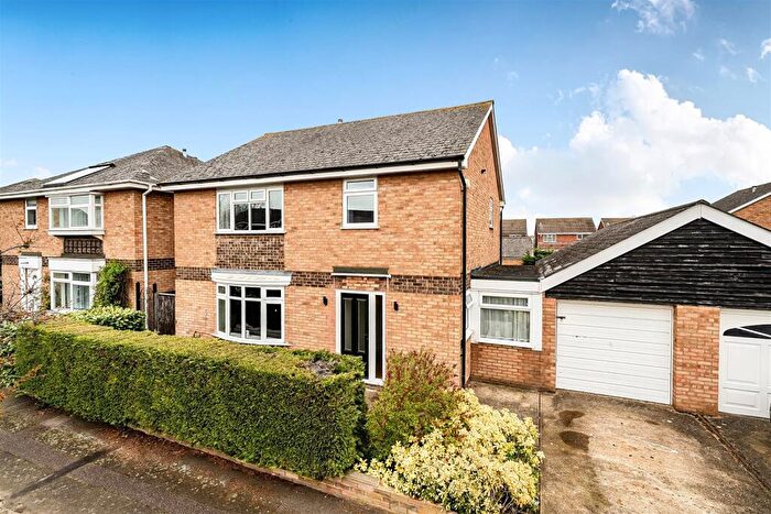 4 Bedroom Detached House For Sale In Barnstaple Road, Bedford, MK40