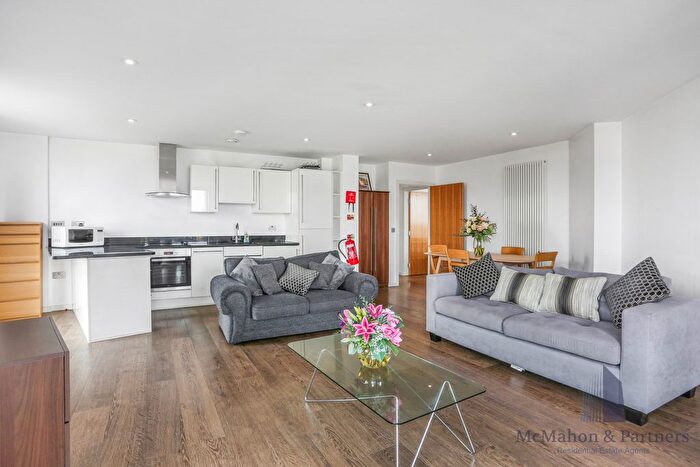 3 Bedroom Flat To Rent In - Borough Road, London, SE1