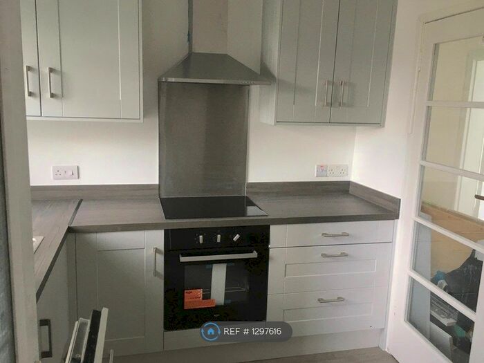 3 Bedroom Flat To Rent In Leigham Hall, London SW16