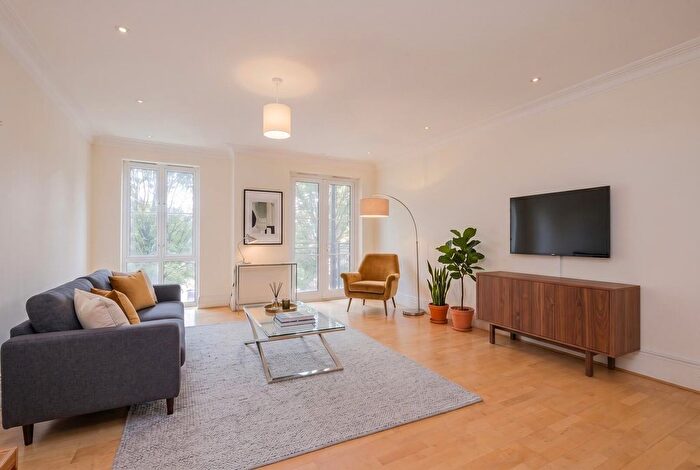 2 Bedroom Flat To Rent In Melliss Avenue, Richmond, TW9