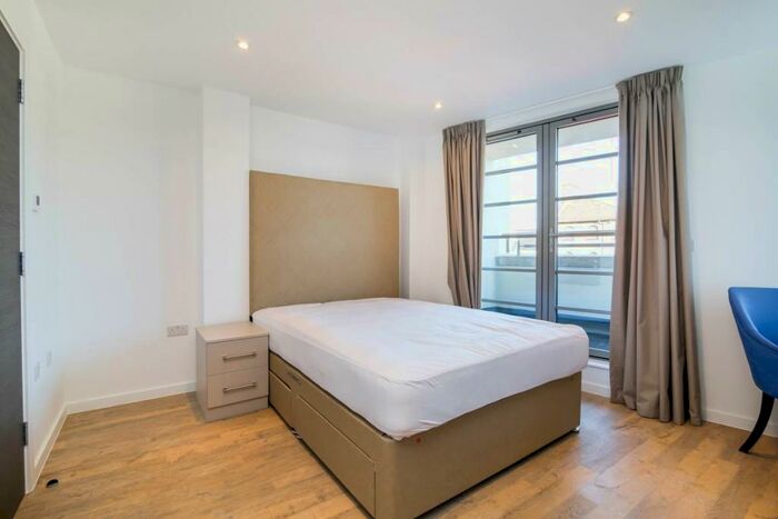 2 Bedroom Property To Rent In Hexagon Court, London, SW12