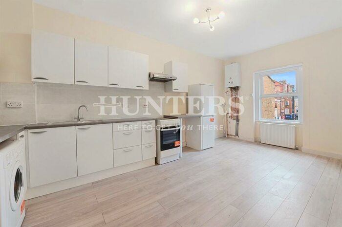 2 Bedroom Flat To Rent In Stoke Newington High Street, London, N16