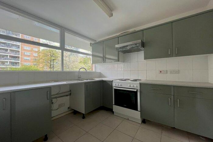 2 Bedroom Flat To Rent In Churchill Gardens, London, SW1V