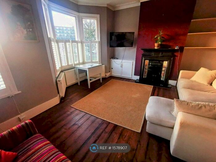 3 Bedroom Flat To Rent In Holmewood Gardens, London, SW2