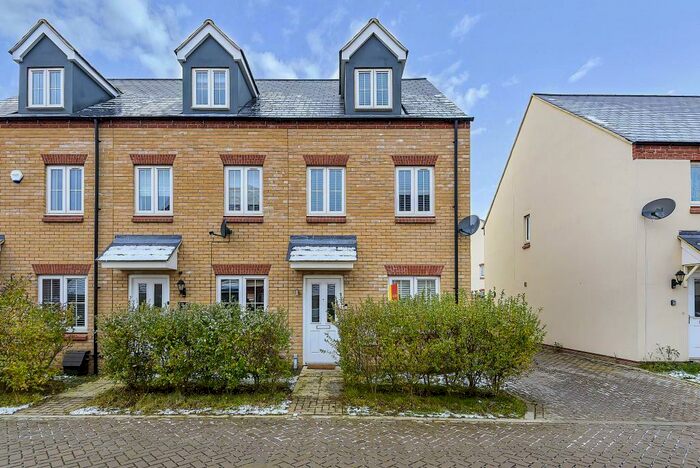 3 Bedroom Semi-Detached House To Rent In Fontwell Road, Bicester, OX26