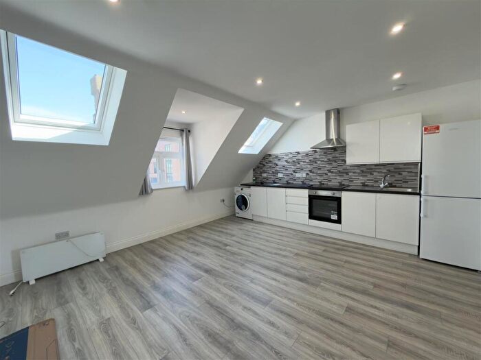 2 Bedroom Apartment To Rent In West Green Road, London, N15