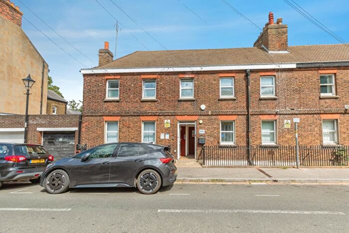 3 Bedroom Maisonette For Sale In Garden Street, Gillingham, Kent, ME7