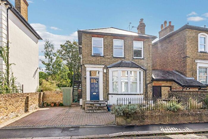 2 Bedroom Flat For Sale In Woodlands Road, Isleworth, TW7