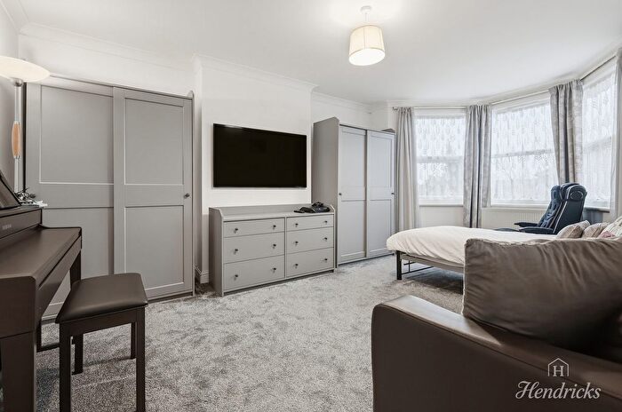 3 Bedroom Flat For Sale In London Road, Leigh-On-Sea, SS9