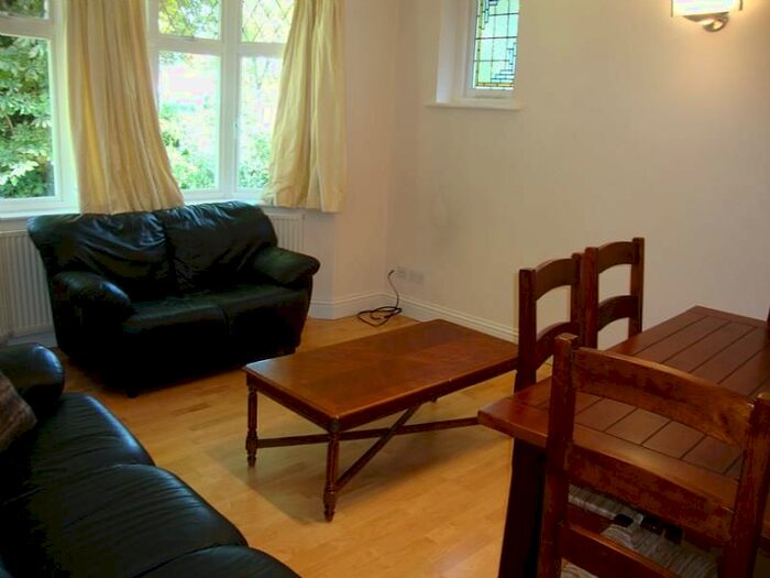 2 Bedroom Flat To Rent In Park Hill Court, Park Hill, Ealing, London, W5
