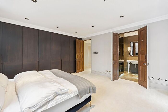 2 Bedroom Flat To Rent In Cadogan Square, London, SW1X
