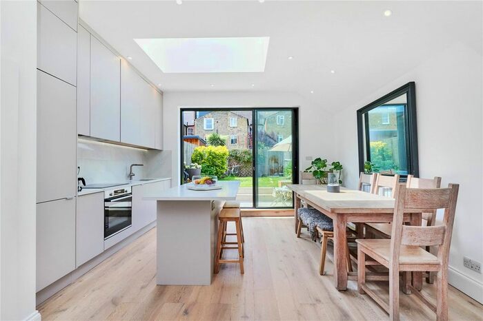 3 Bedroom Flat To Rent In Stephendale Road, London, SW6