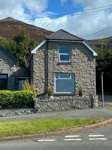 2 Bedroom Link Detached House For Sale In Gyrn Goch, Caernarfon, Gyrn Goch, Caernarfon, LL54