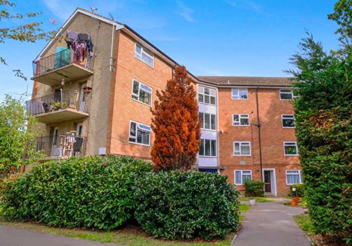 2 Bedroom Flat For Sale In Hunters Hill, Burghfield Common, Reading, Berkshire, RG7
