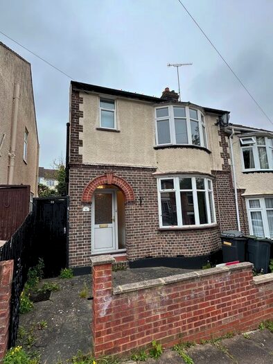3 Bedroom Semi-Detached House To Rent In Colin Road, Luton, LU2