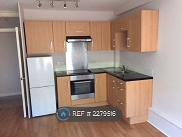 2 Bedroom Flat To Rent In Cedar Court, London, N10