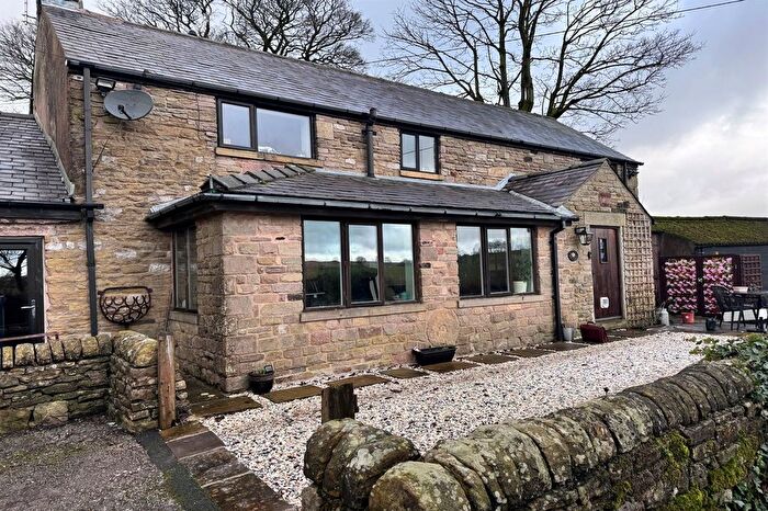 3 Bedroom Property For Sale In Higher Hallsteads, Dove Holes, SK17