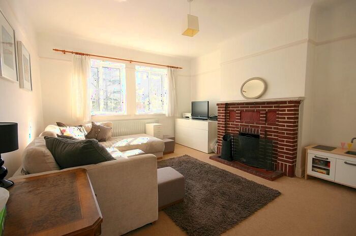 2 Bedroom Flat To Rent In Gloucester Court, Kew Road, Kew, TW9