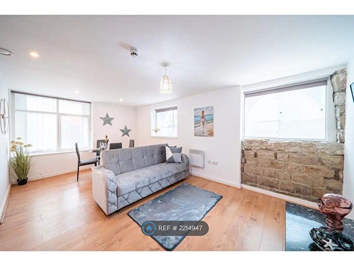 2 Bedroom Flat To Rent In Rivermill Court, Leeds, LS5