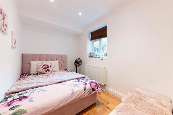 3 Bedroom Flat To Rent In Kensington, London, W11