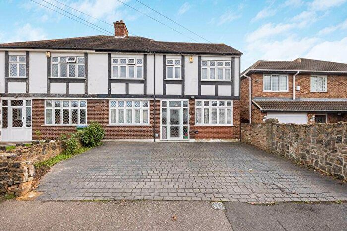 4 Bedroom Semi Detached House For Sale In Oaklands Close, Bexleyheath, DA6