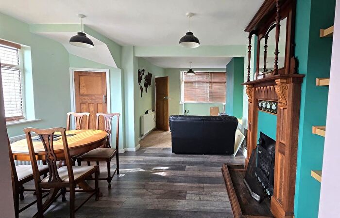 2 Bedroom Semi-Detached House To Rent In Fourth Avenue, Luton, LU3