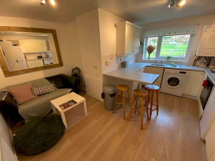 4 Bedroom Flat To Rent In Woolford Close, Winchester, SO22